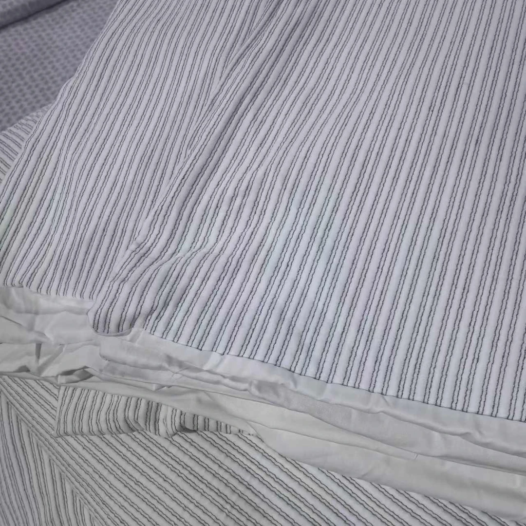 白色条纹被套，(表面软聚酯+贴肤面棉)，（尺寸210*220起。微瑕)
