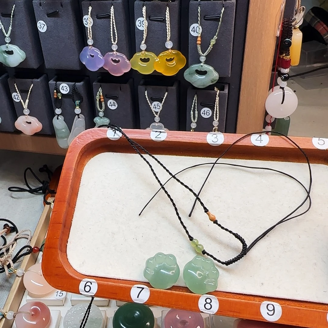 石英质玉未镶嵌颈饰