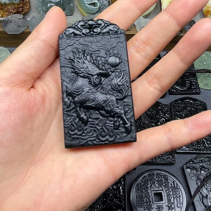 蛇纹石玉未镶嵌颈饰乐**.