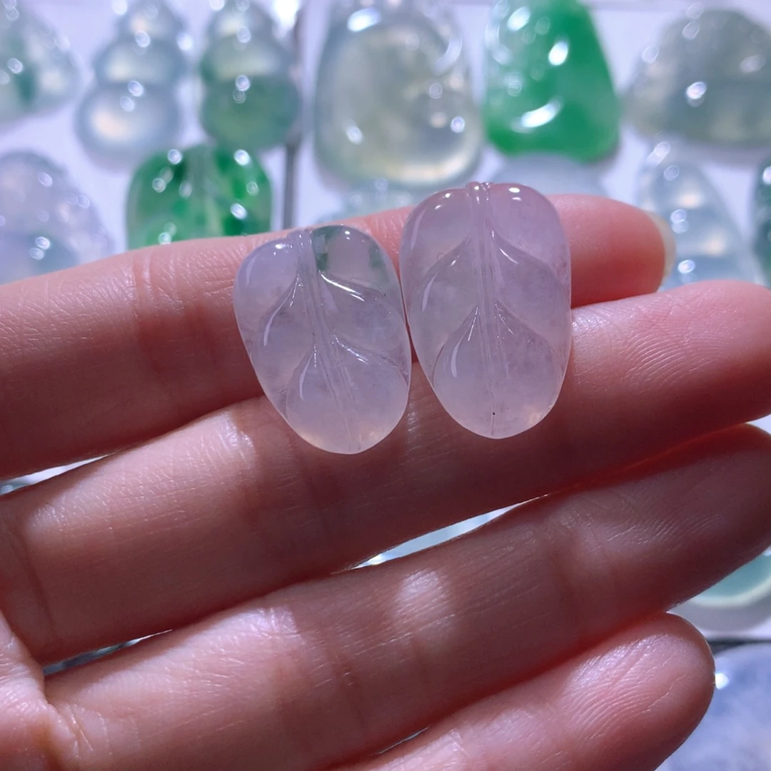 翡翠未镶嵌颈饰一对