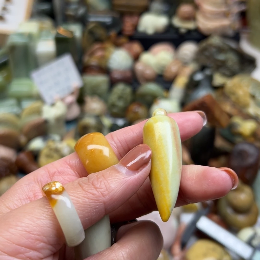 小***迹岫玉未镶嵌颈饰辽阳红辣椒