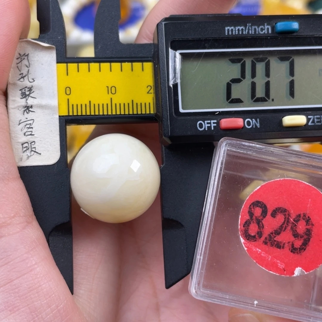 刘***龙蜜蜡未镶嵌珠宝奇石微瑕