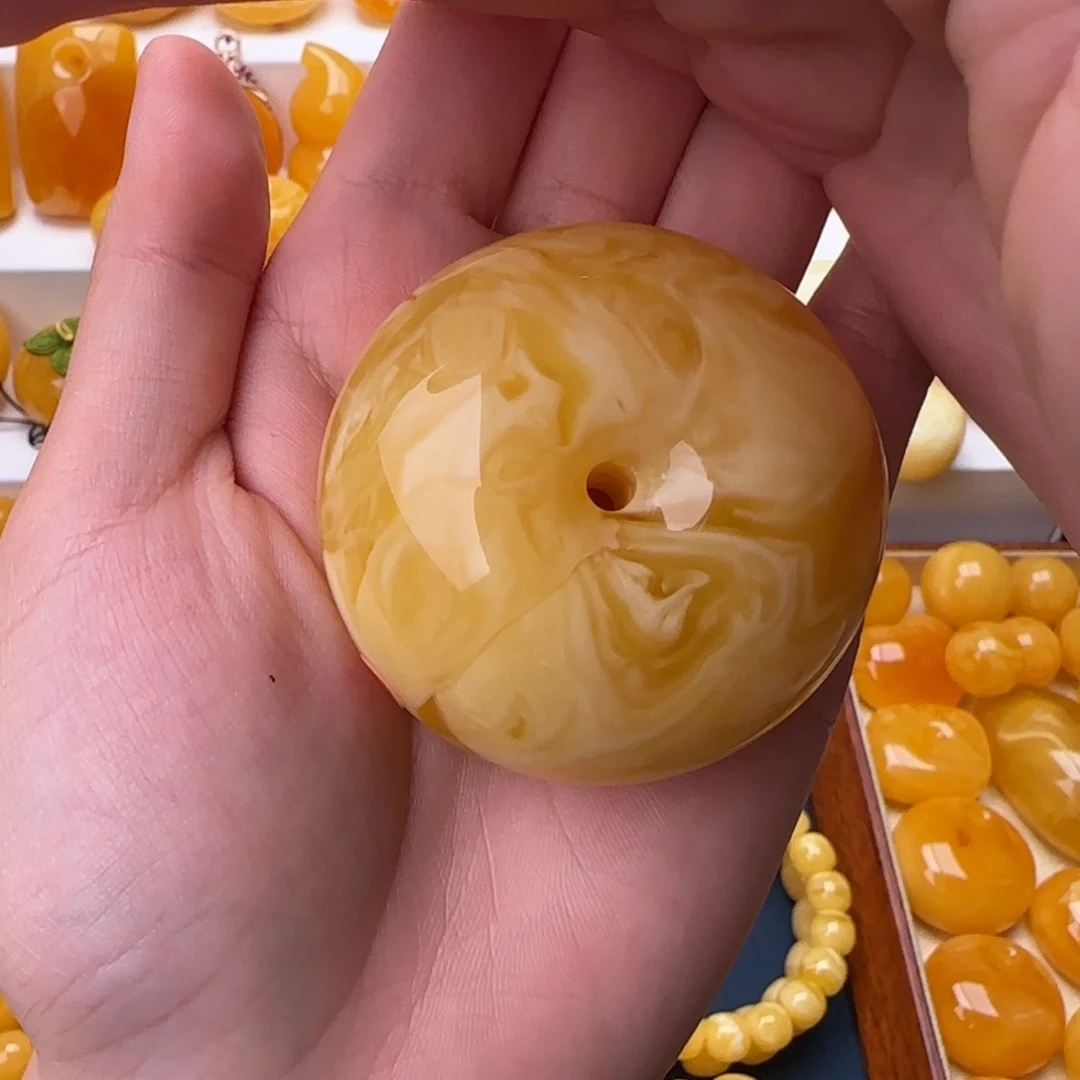 琥珀未镶嵌颈饰平安扣