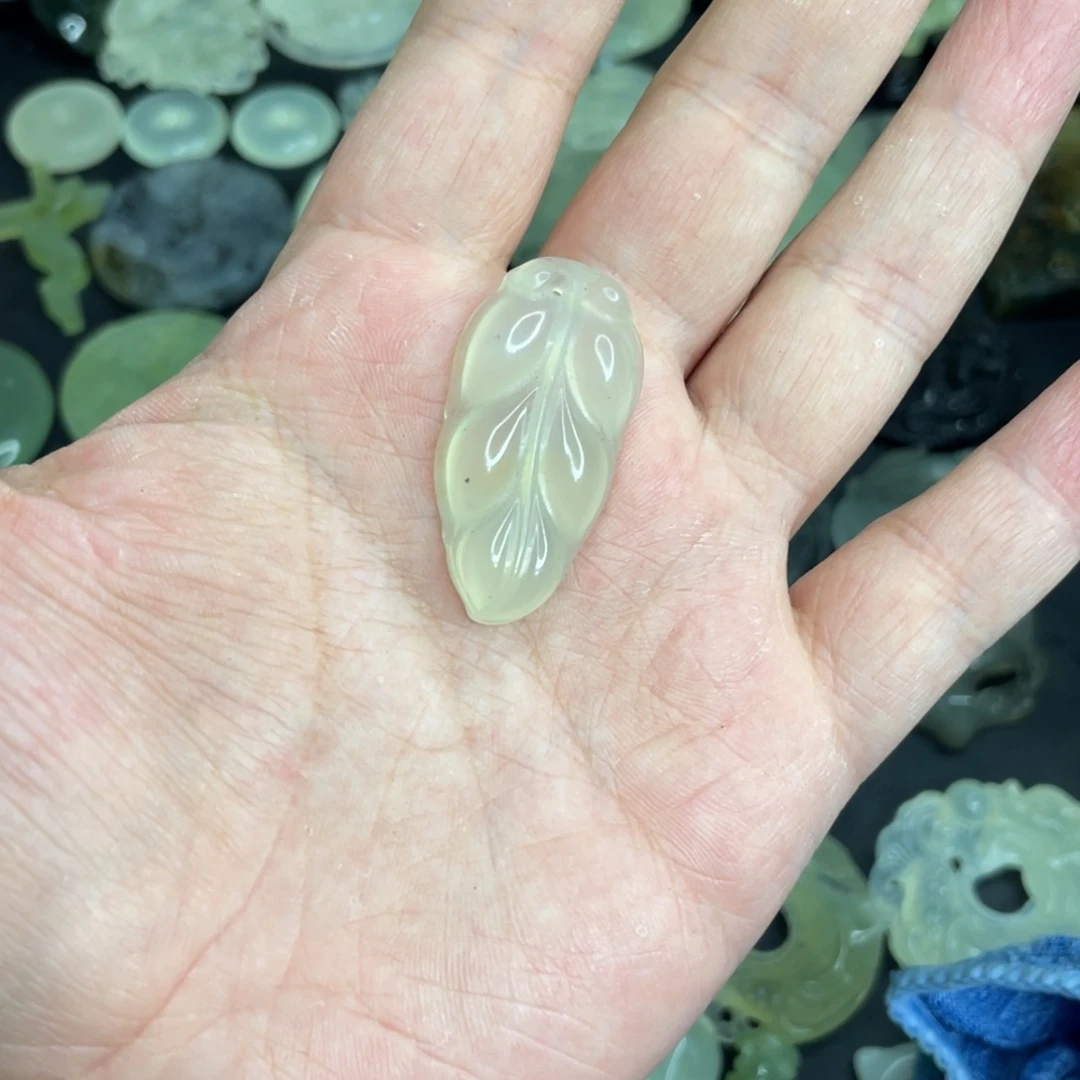 岫玉未镶嵌颈饰树叶