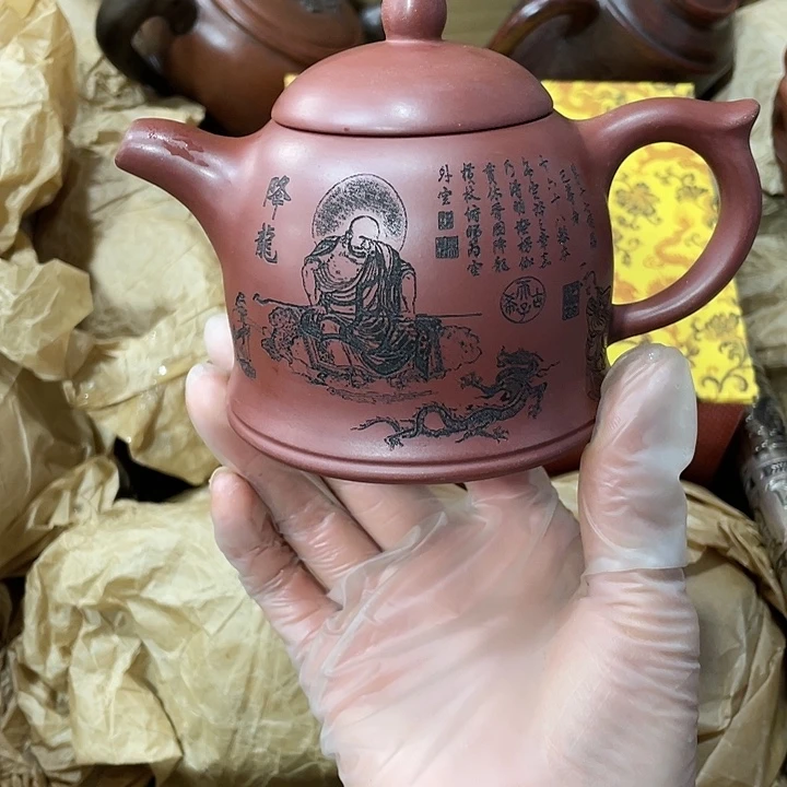 茶壶紫砂原矿料，手工制作的一把紫砂壶。