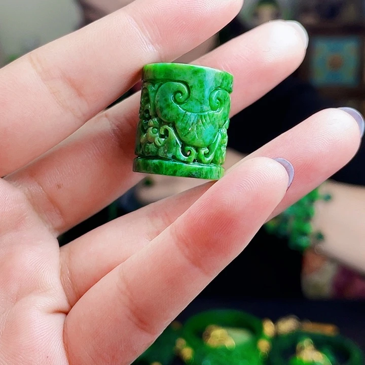 翡翠未镶嵌颈饰多样性