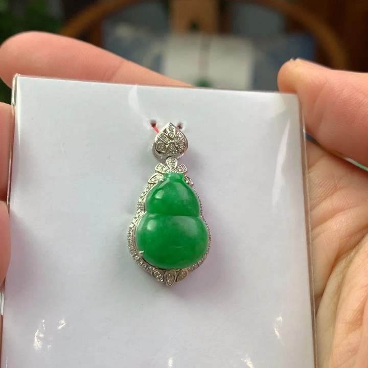 翡翠18K金镶嵌颈饰翡翠吊坠