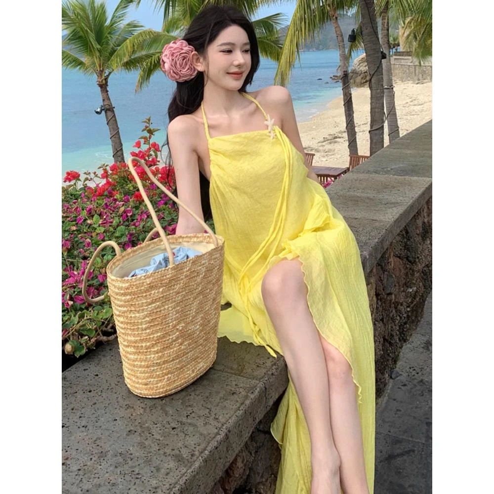 黄色海边度假荷叶边挂脖连衣裙女夏多巴胺不规则露背开叉吊带长裙
