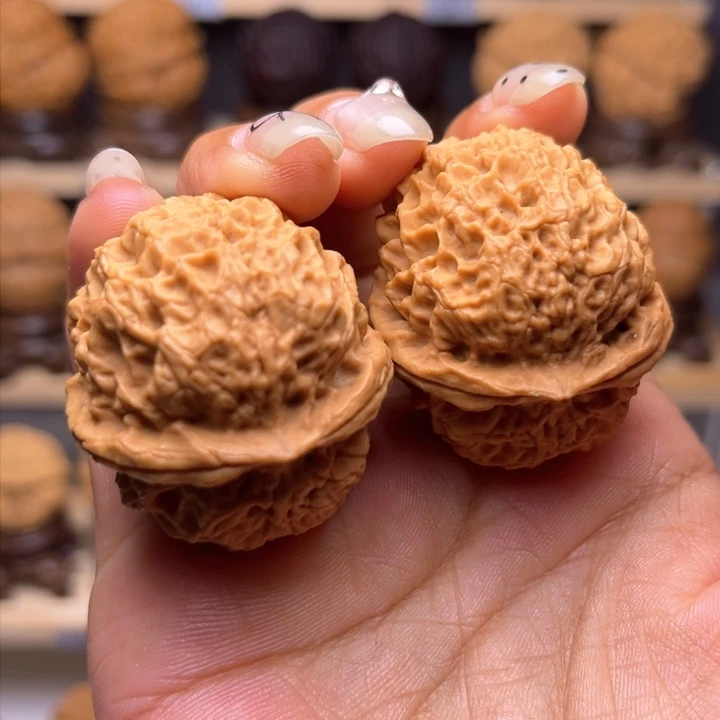 文玩核桃吊坠珊瑚纹绣球M4