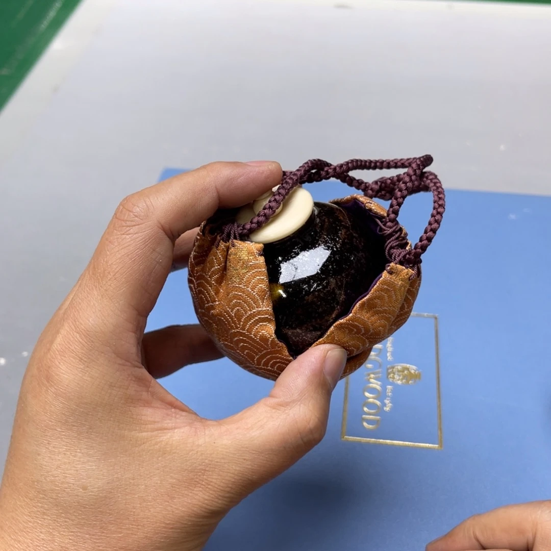古***）瓷片密密麻麻地铺满一层