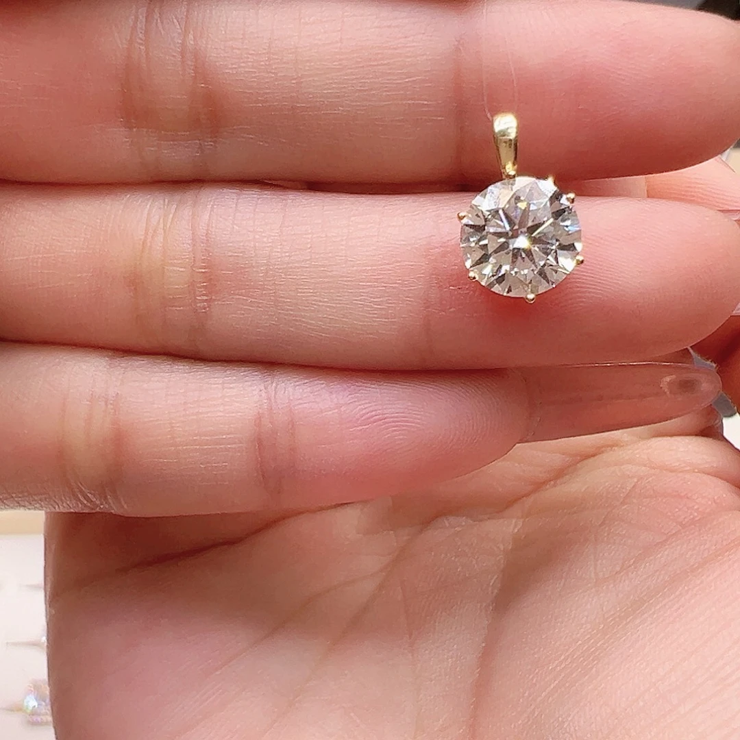 18K金镶嵌实验室培育钻石吊坠2.09克拉K黄六爪吊坠