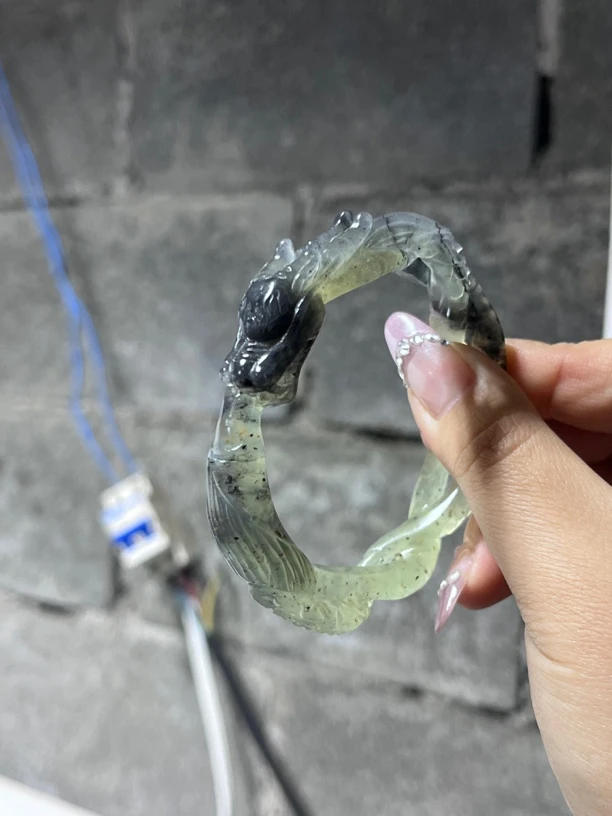 岫玉灰水墨龙镯子