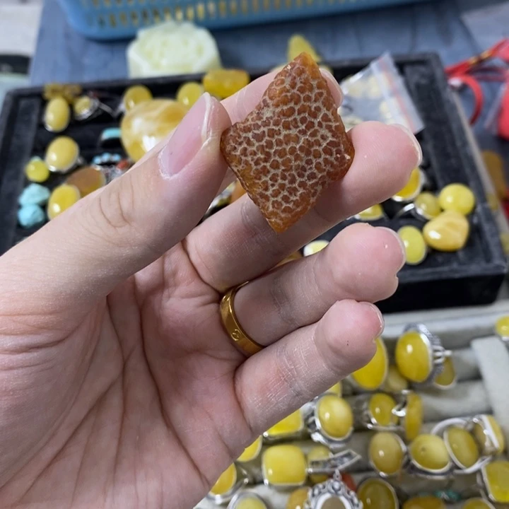 蜜蜡裸石未镶嵌吊坠