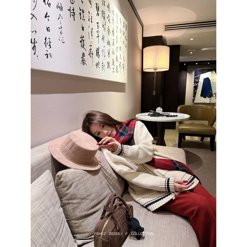 YISHEZ“慵懒收藏家”复古学院毛衣外套时尚百搭2025年秋冬季新款