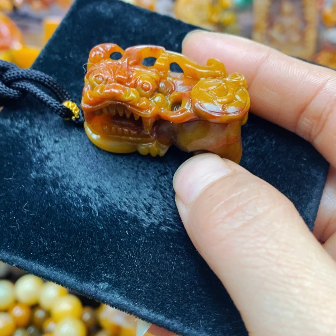 未镶嵌石英质玉（黄龙玉）颈饰
