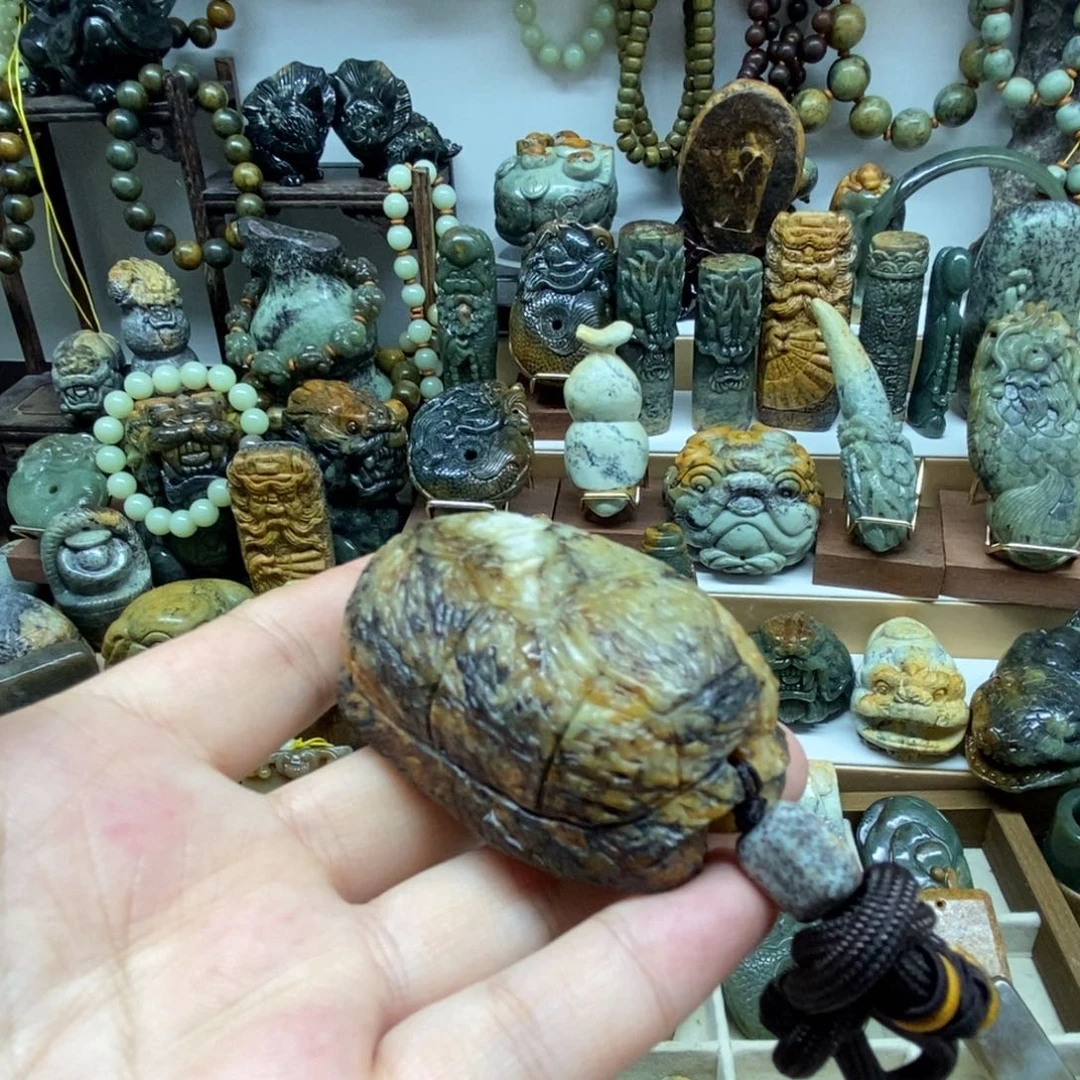 未镶嵌岫岩河磨玉（透闪石质玉）把件