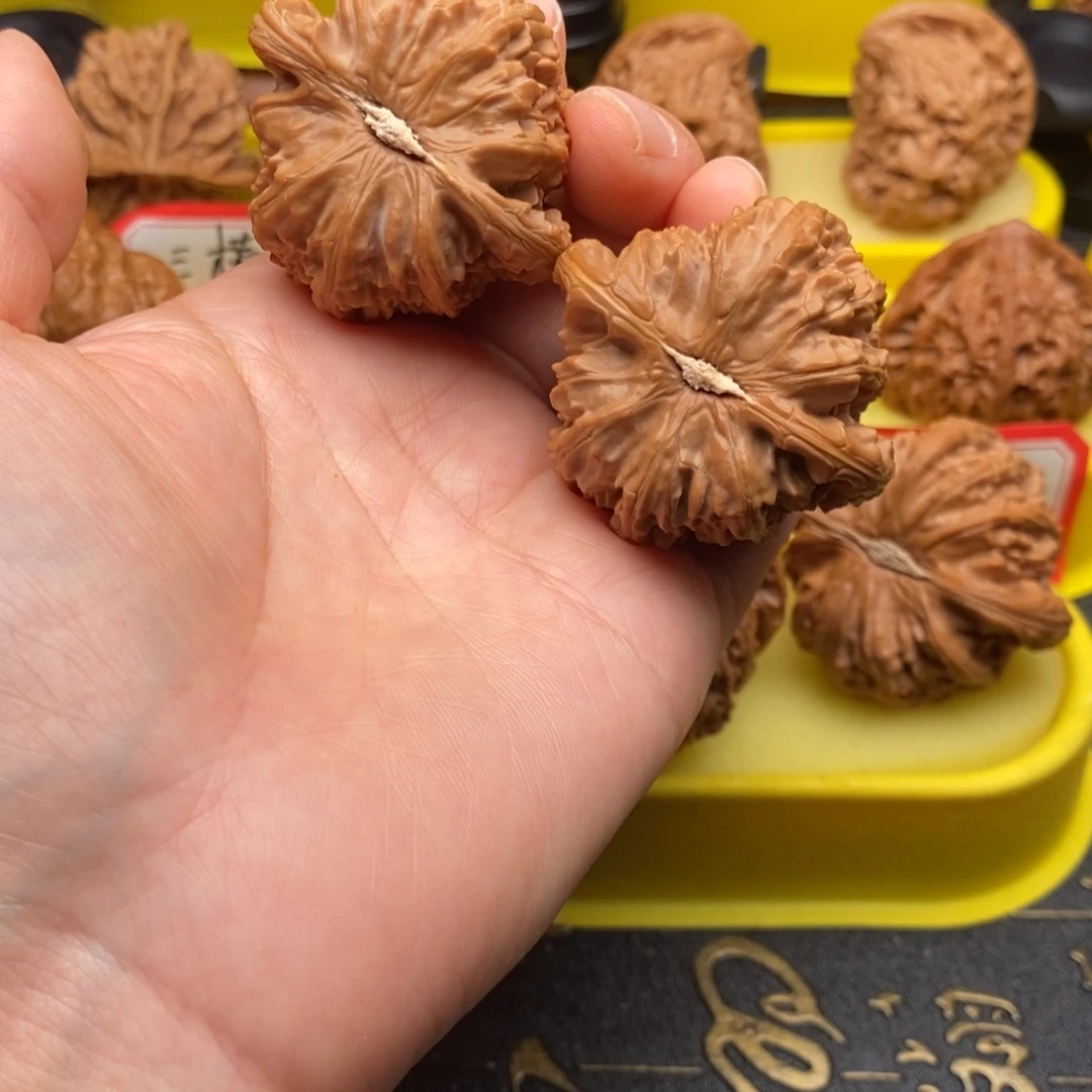 葡***萄文玩核桃吊坠三角白