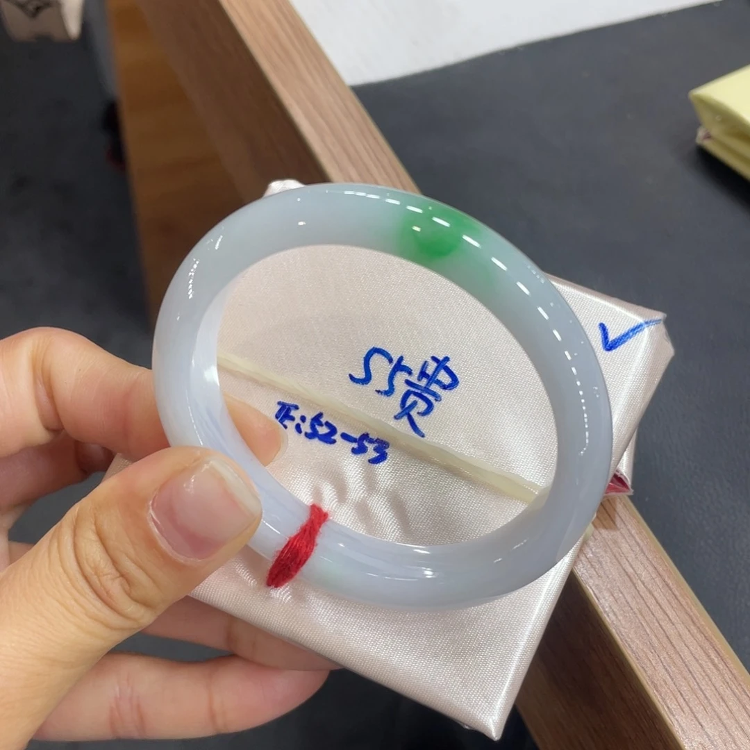 翡翠手镯未镶嵌55贵