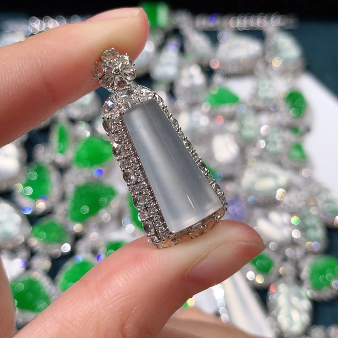 颈饰18K金镶嵌翡翠无事柱