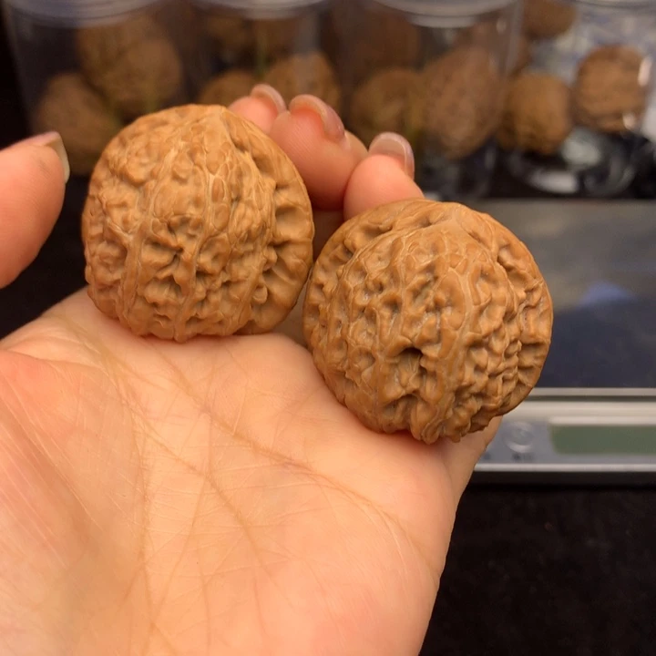 文玩核桃吊坠白狮子