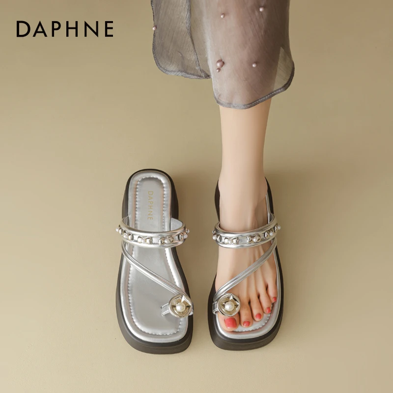 达芙妮水钻珍珠凉鞋夹脚厚底沙滩拖鞋2025年夏季新款百搭外穿女鞋