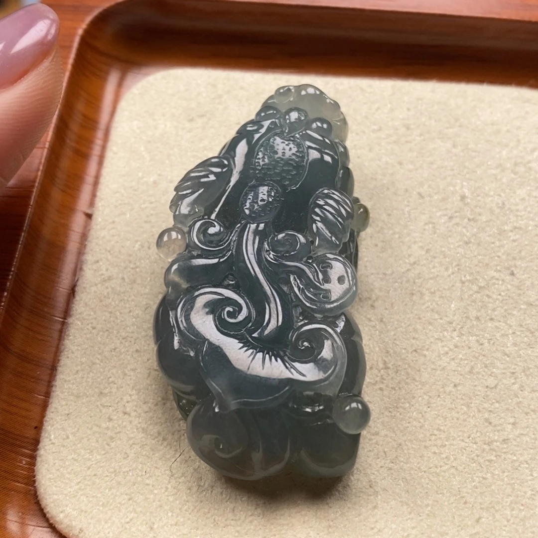 翡翠未镶嵌颈饰如意貔貅