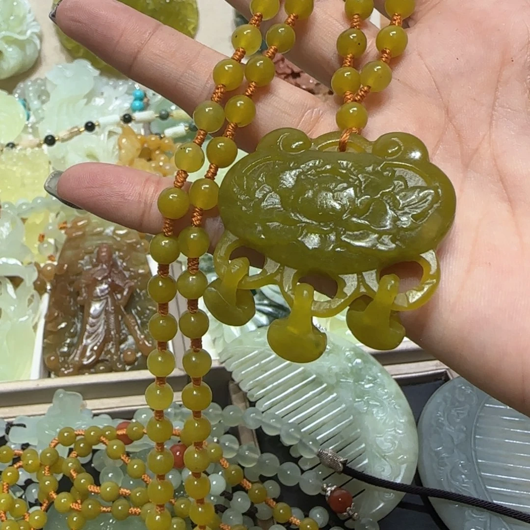 未镶嵌蛇纹石玉吊坠m****e