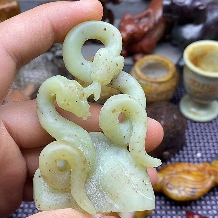 未镶嵌蛇纹石玉颈饰拥**来