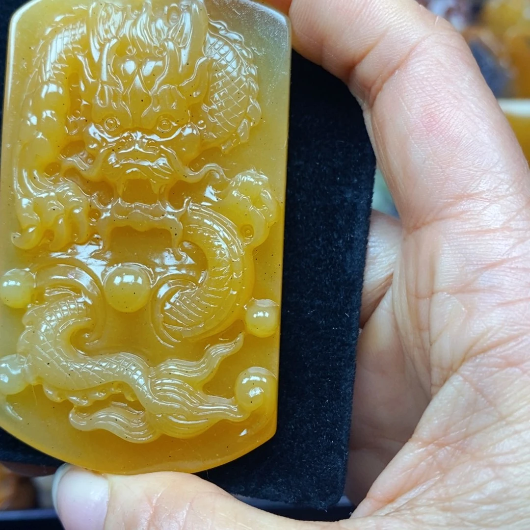 未镶嵌石英质玉（黄龙玉）颈饰
