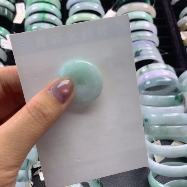 翡翠未镶嵌颈饰平安扣