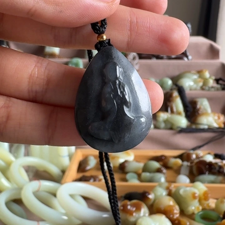 颈饰未镶嵌和田玉（糖玉）