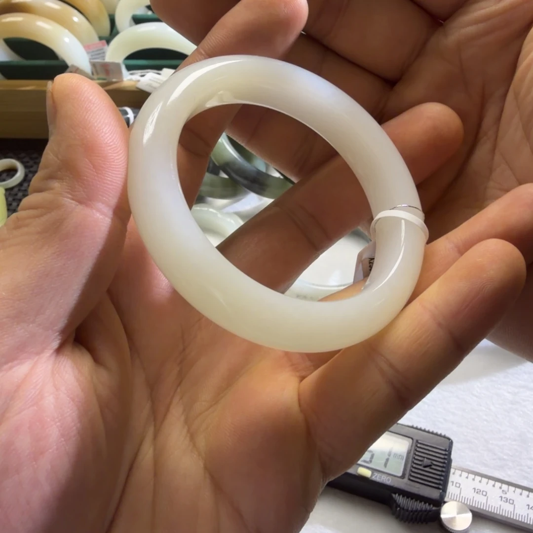 和田玉未镶嵌手镯