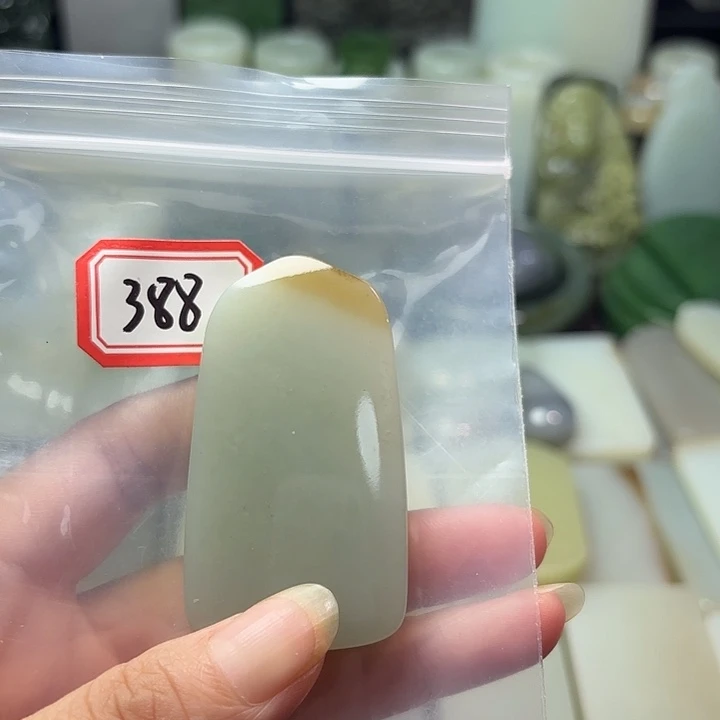 自****颈饰未镶嵌和田玉