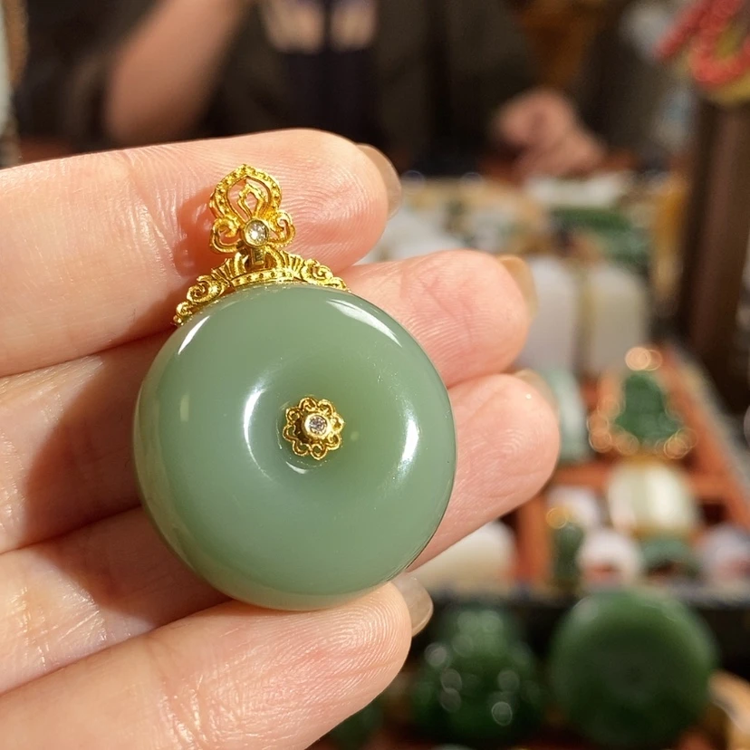 【闪购商品】颈饰18K金镶嵌和田玉幸****?