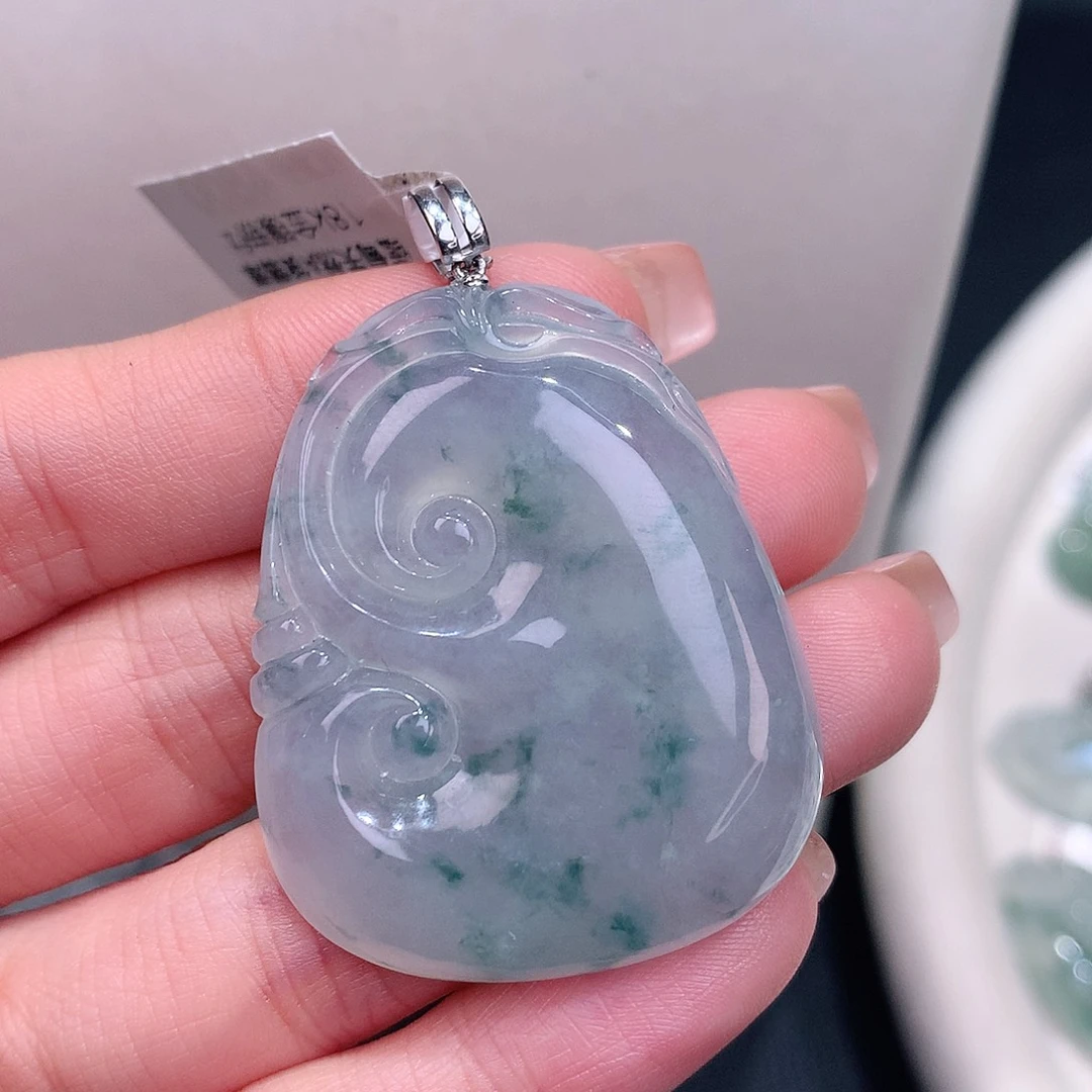 颈饰18K金镶嵌翡翠冰胶飘花大如意