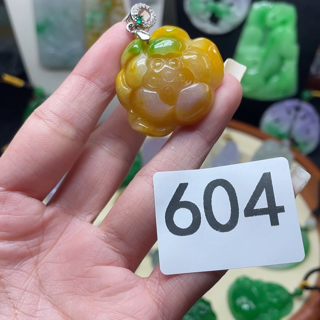 翡翠未镶嵌吊坠(赠链)