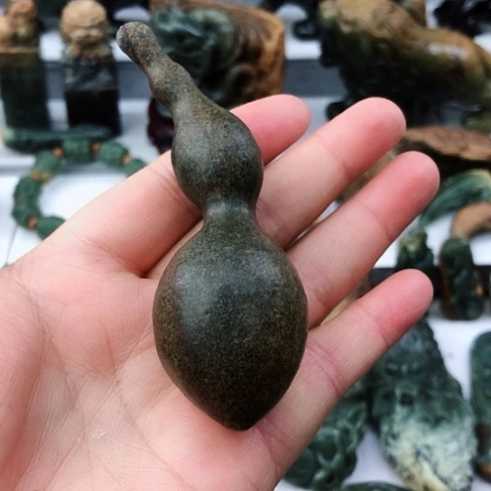 未镶嵌岫岩河磨玉（透闪石质玉）把件