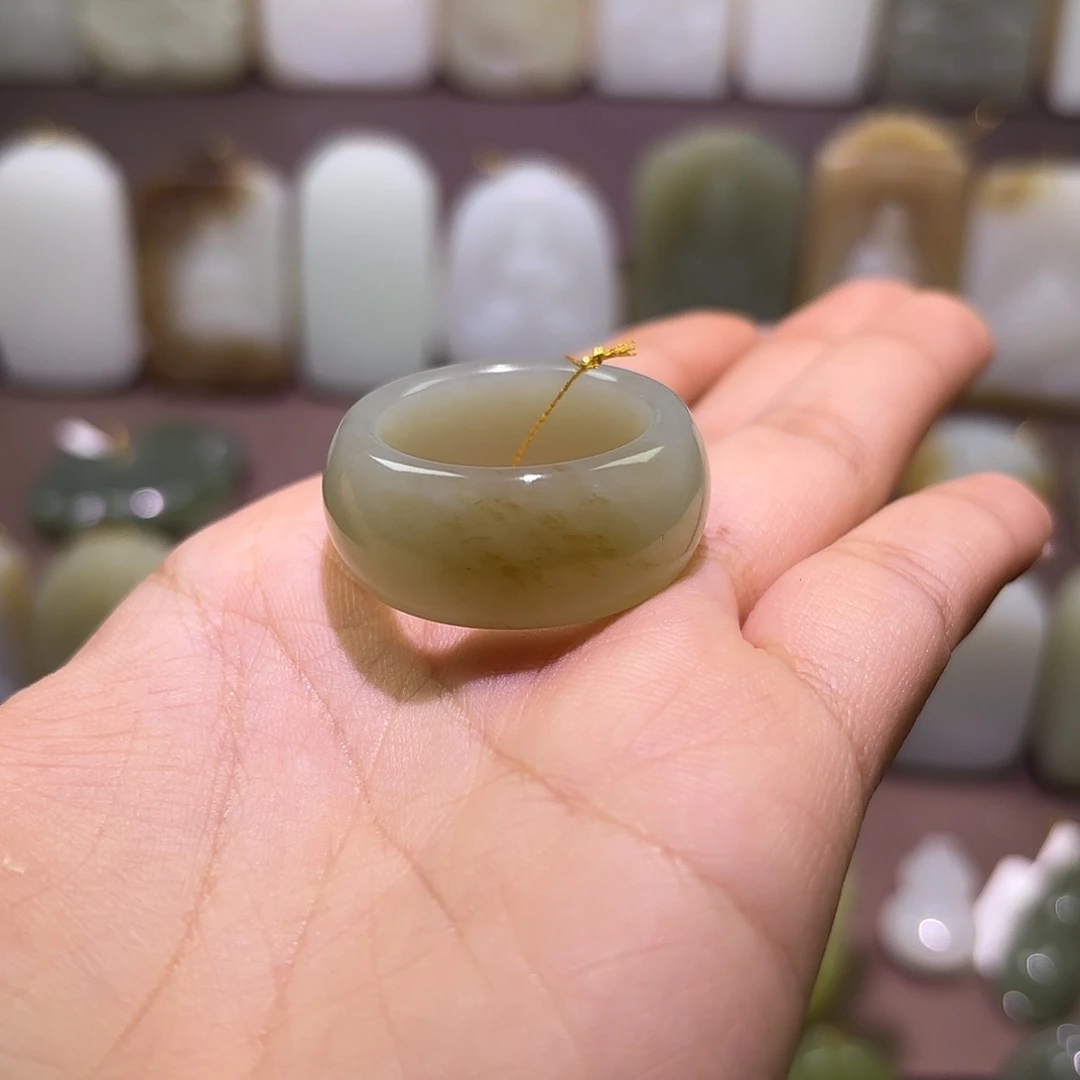 卧***士和田玉未镶嵌颈饰