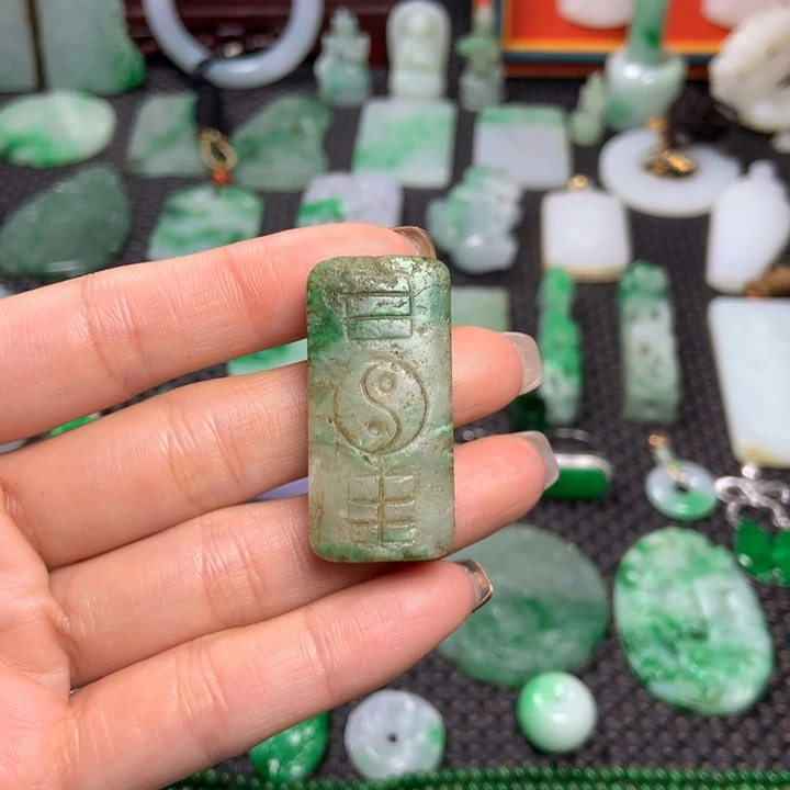 翡翠未镶嵌挂件清