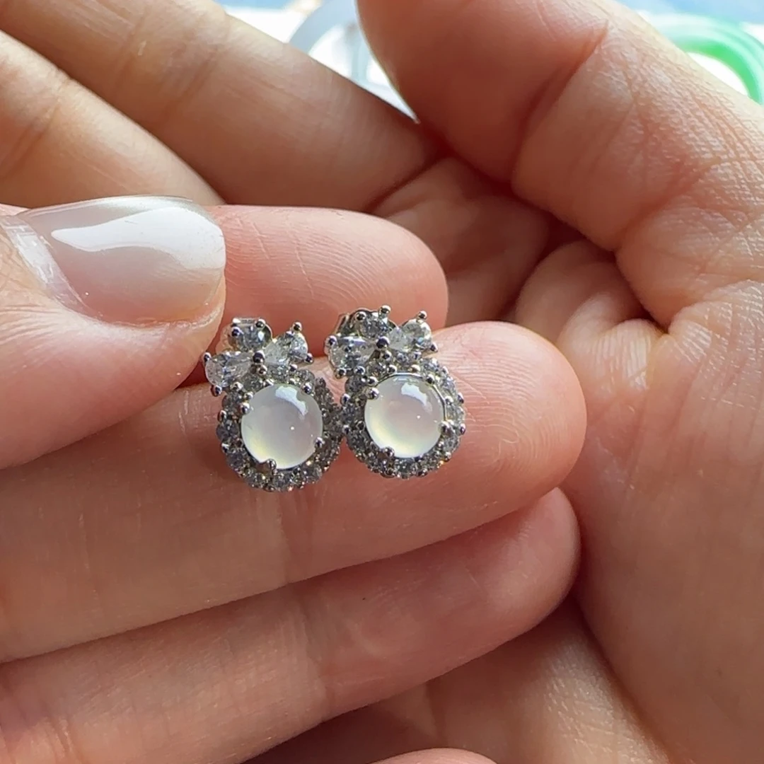 翡翠18K金镶嵌颈饰蛋面耳钉