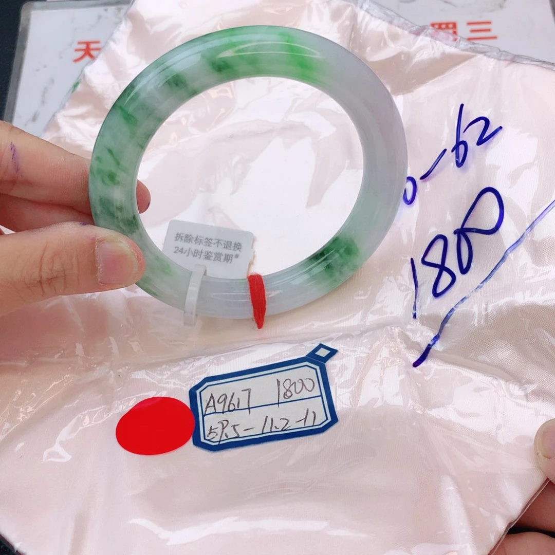 翡翠手镯未镶嵌翡翠