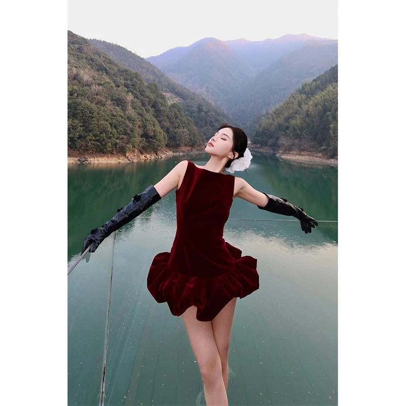 2025年秋季新款辣妹气质无袖显瘦红色连衣裙女小众高腰蓬蓬短裙