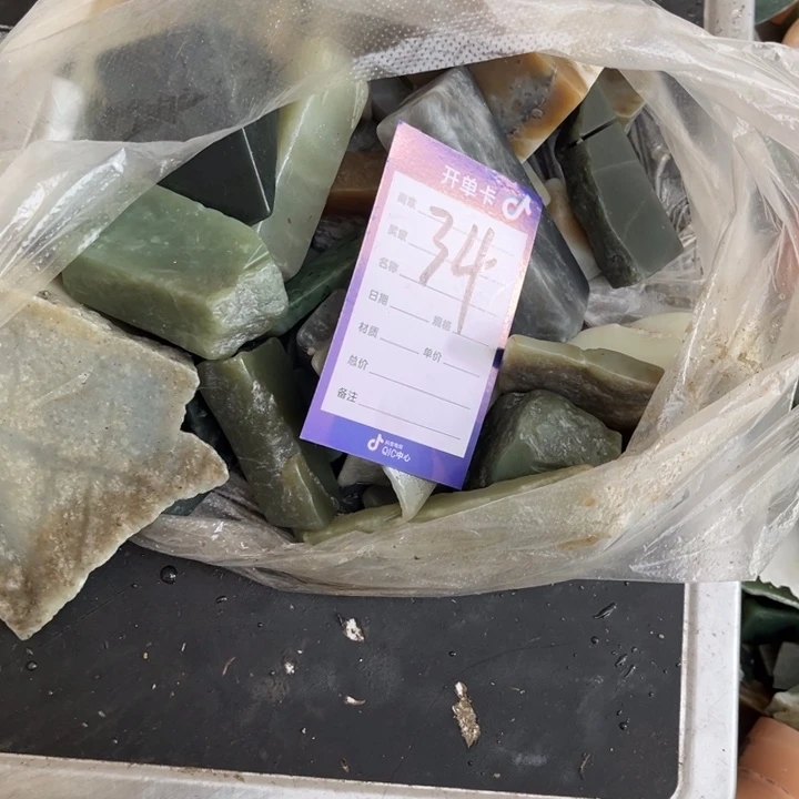 天***空和田玉未镶嵌珠宝奇石