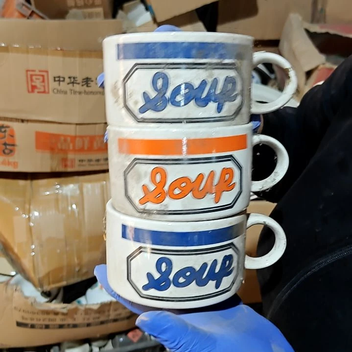 瓷片盘子碗茶壶啥都有