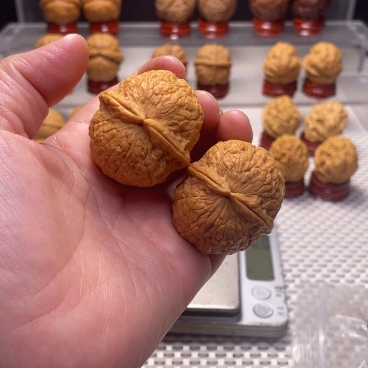 文玩核桃把件50金丝绣球