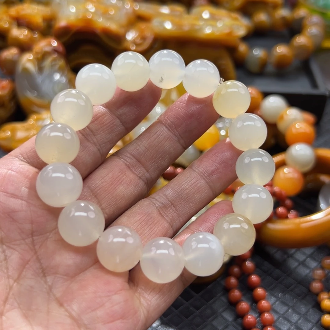 颈饰未镶嵌石英质玉