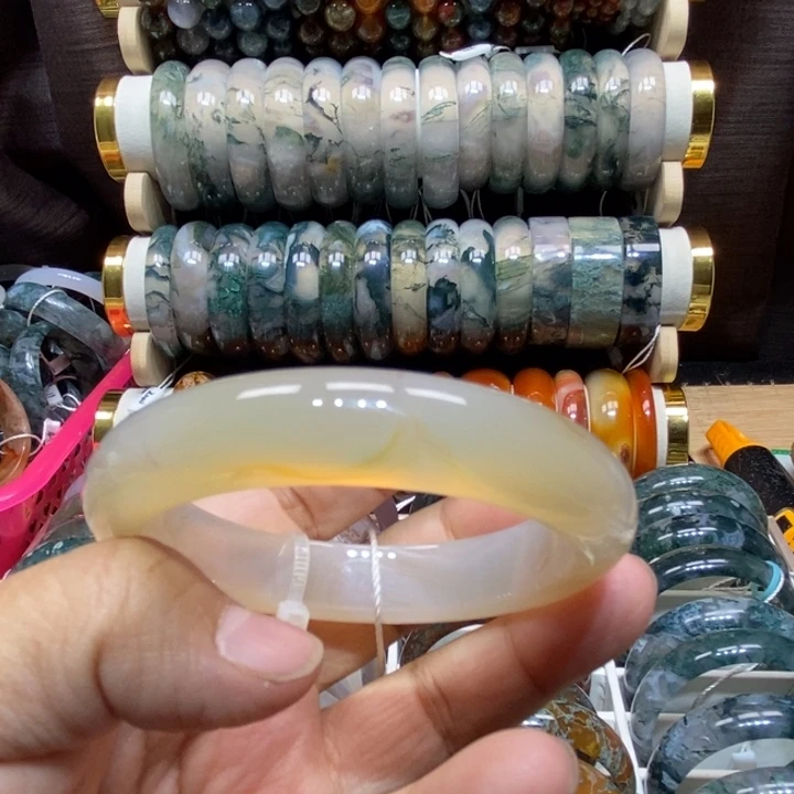 手镯玛瑙/玉髓未镶嵌58口。