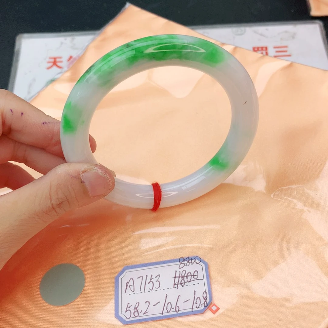 翡翠手镯未镶嵌翡翠