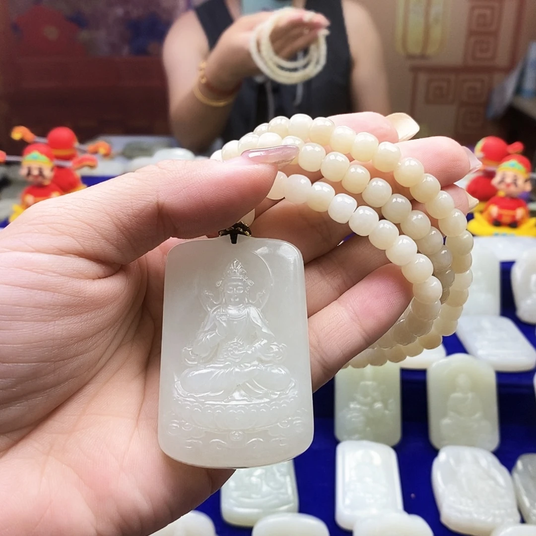 侯***森颈饰未镶嵌和田玉