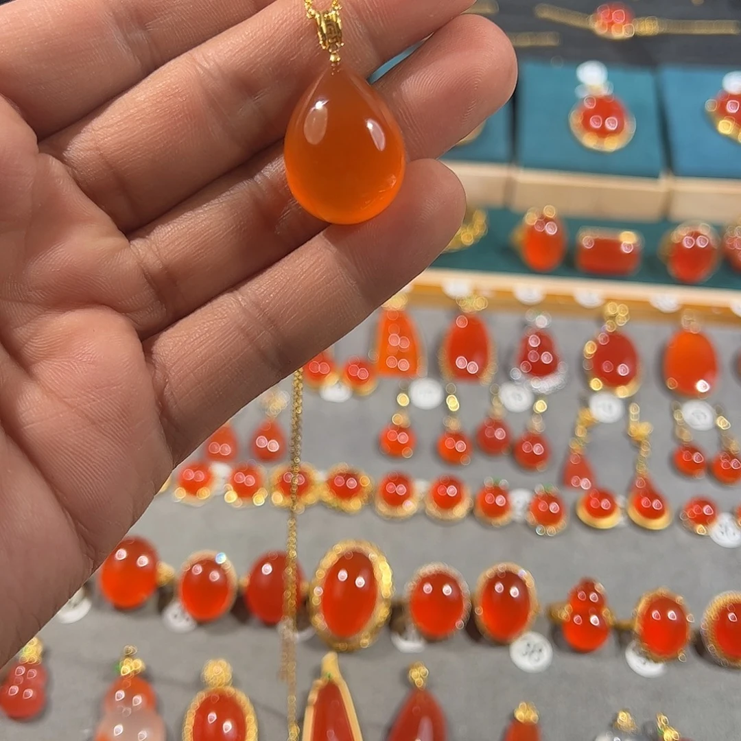 南红玛瑙18K金镶嵌颈饰